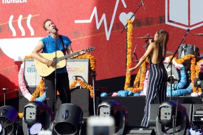 I Coldplay durante il duetto con Ariana Grande.