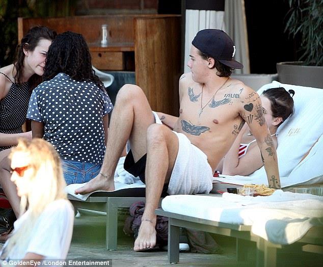 Harry ascolta i discorsi delle sue amiche