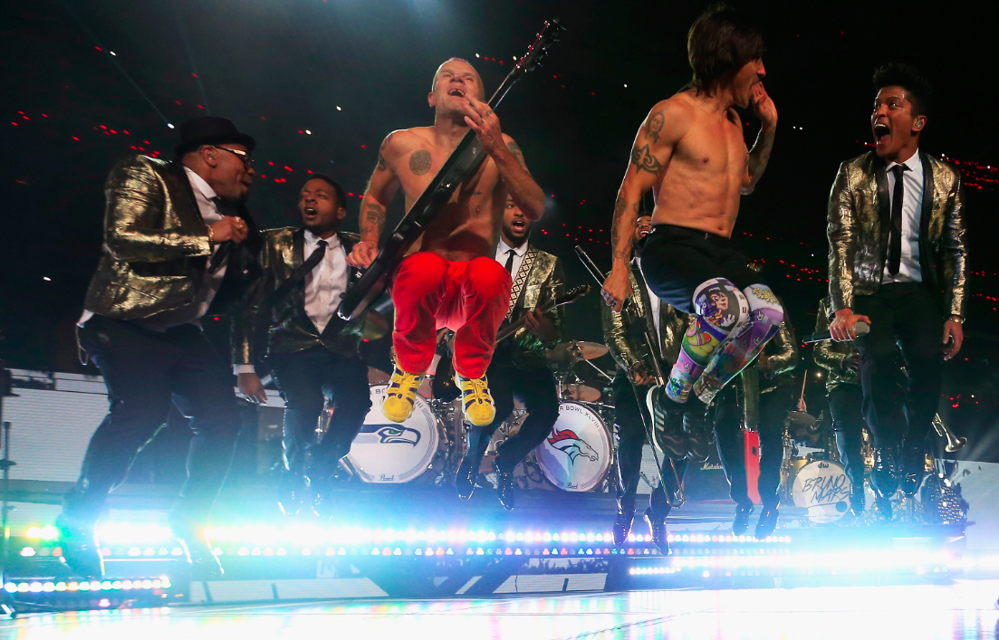 Sul palco si salta tutti insieme e, più che cantanti, sembrano degli atleti provetti visto - si alzano di mezzo metro da terra!