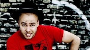 Marlon Roudette con bombetta e maglietta rossa