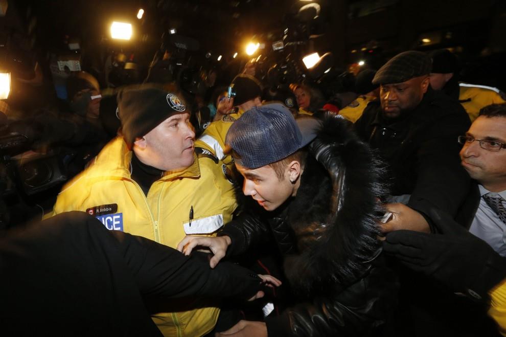 Bieber vuole uscire dalla massa di gente