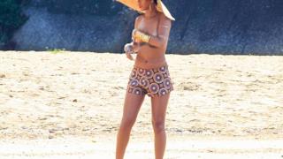 Rihanna cammina in spiaggia