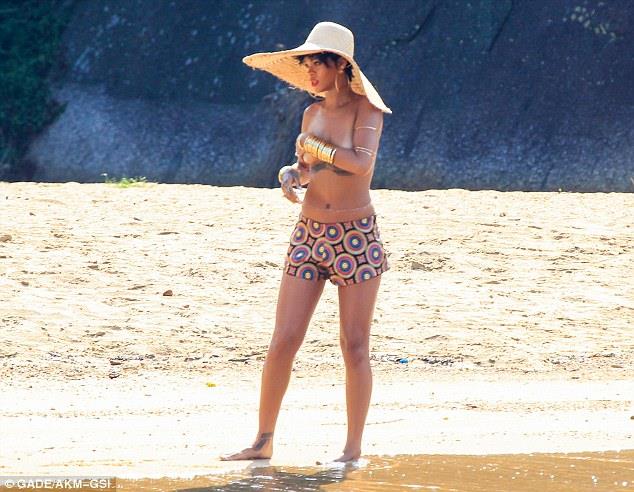 Rihanna cammina in spiaggia