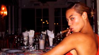 Beyonce fuma un sigaro