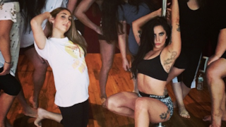 Lady Gaga e le amiche a lezione di pole dance