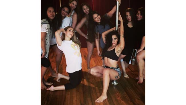 Lady Gaga e le amiche a lezione di pole dance