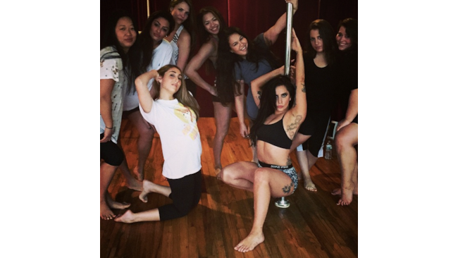 Lady Gaga e le amiche a lezione di pole dance