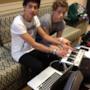 Luke Hemmings e Calum Hood prove alla tastiera elettronica Alto Professional