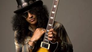 Slash con la sua chitarra.