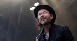 Thom Yorke dei Radiohead con cappello e barba
