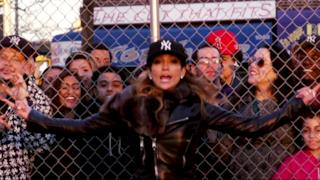 Jennifer Lopez canta in mezzo alla gente