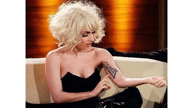 Lady Gaga: tatuaggio in tedesco sul braccio sinistro a Rilke