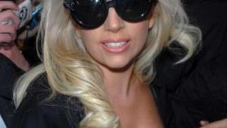 Lady Gaga in reggiseno a spasso per New York - 3