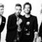 Foto ni bianco e nero degli One Direction in giacca