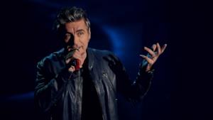 Ligabue canta con il microfono in mano