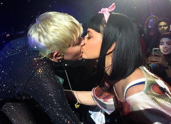 Bacio lesbo tra Miley Cyrus e Katy Perry Miley Cyrus bacia Katy Perry sulla bocca