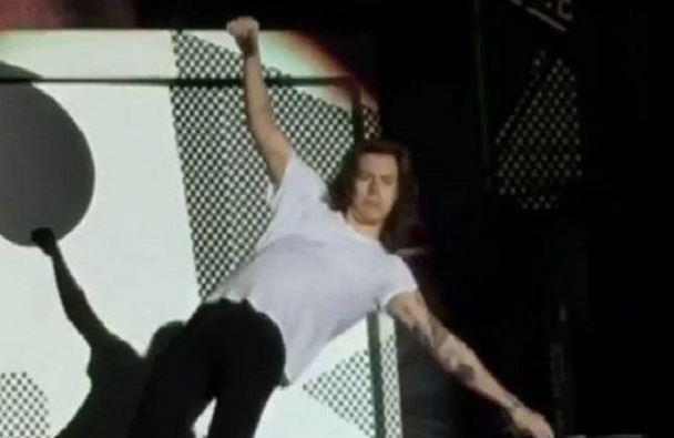 Harry Styles cade sul palco durante il concerto
