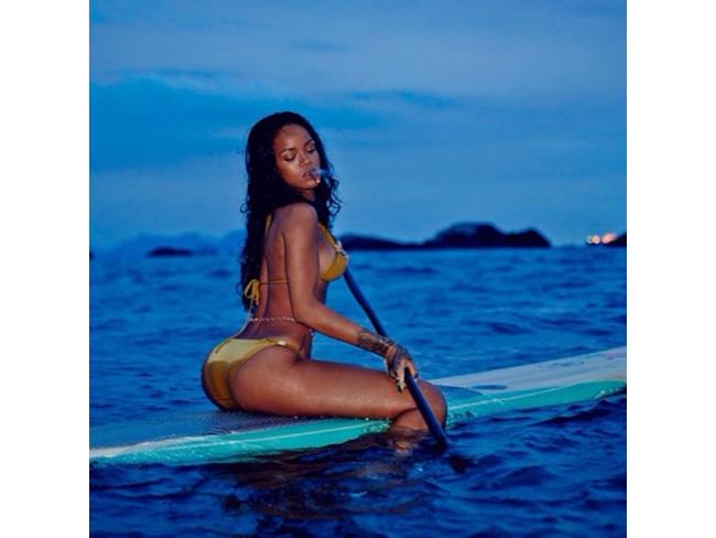 Rihanna sulla tavola da surf in Brasile