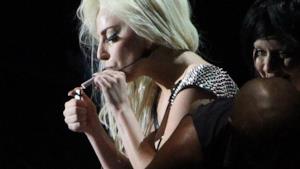 Lady Gaga fuma erba e mostra la cellulite
