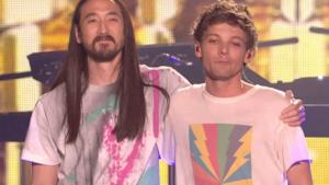 Steve Aoki e Louis Tomlinson sul palco di X Factor UK