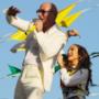 Jennifer Lopez e Pitbull insieme si dimenano felici sul palco