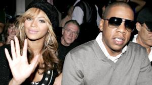 Beyoncé in compagnia del marito Jay Z con occhiali scuri