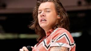 Harry Styles degli One Direction con il microfono sul palco