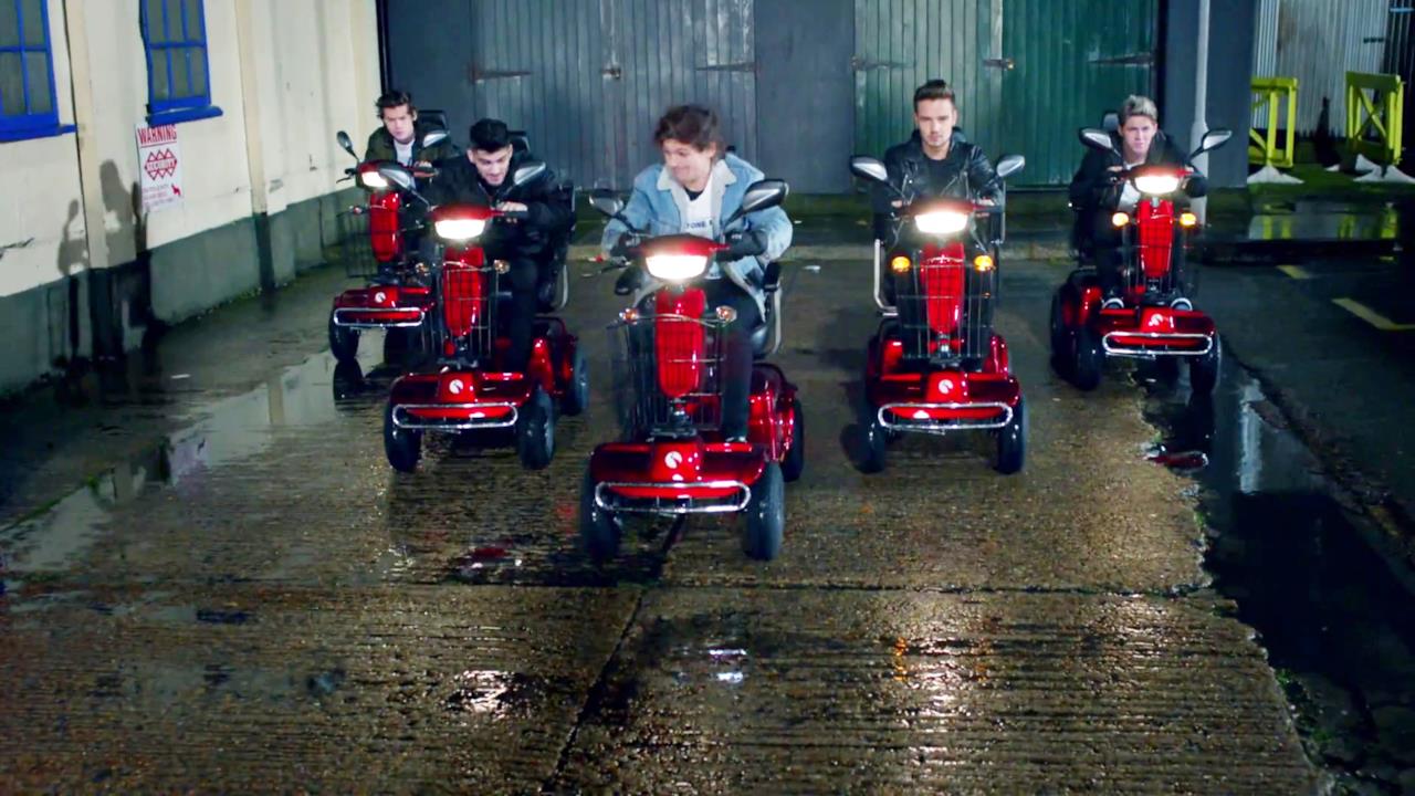 Il gruppo al completo si diletta in una gara di kart