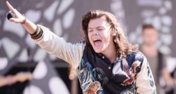 Harry Styles degli One Direction sul palco dell'OTRA Tour