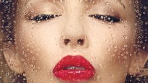 Kylie Minogue con occhi chiusi e rossetto rosso