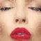 Kylie Minogue con occhi chiusi e rossetto rosso