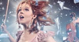 Lindsey Stirling con in mano il violino