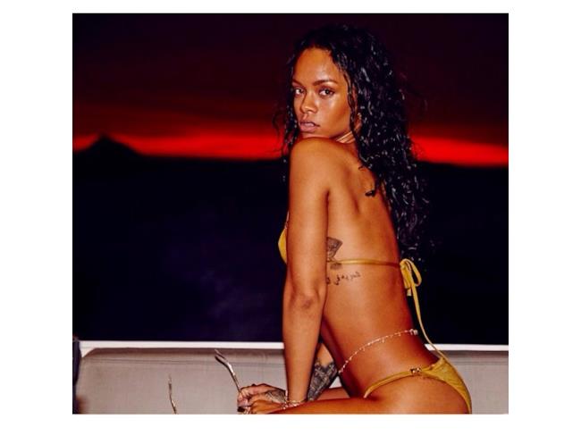 Rihanna con sfondo del tramonto