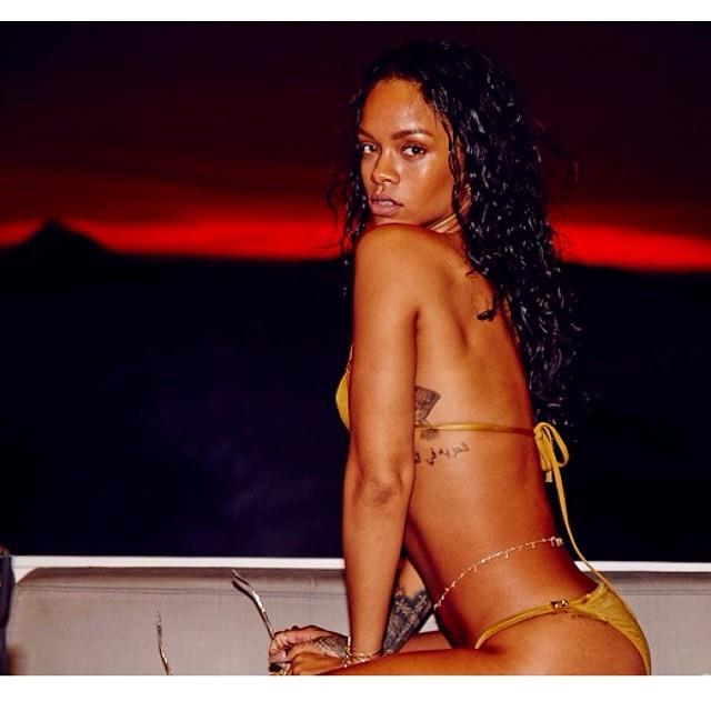 Rihanna con sfondo del tramonto