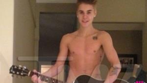 Justin Bieber nudo con indosso solo una... chitarra!