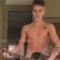 Justin Bieber nudo con indosso solo una... chitarra!