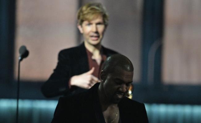 Kanye West con Beck sul palco dei Grammys 2015