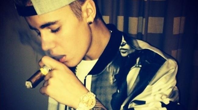 Justin Bieber col sigaro in bocca