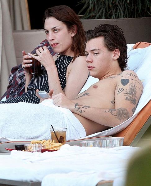 Harry Styles guarda gli amici in piscina 