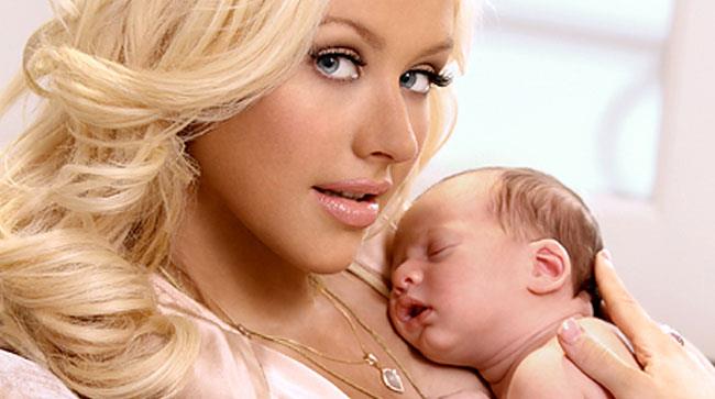 Christina Aguilera con il figlio in braccio