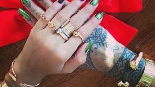 Rihanna unghie lunghe e manicure natalizia