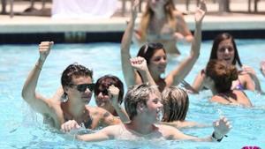 One Direction in piscina a Miami: Harry e Niall fanno impazzire le fan!