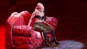 Lady Gaga: polemiche per il fucile-reggiseno [FOTO]
