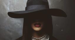Rihanna con cappello nero a falde larghe