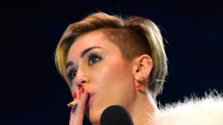 Miley Cyrus Fuma una canna - 1