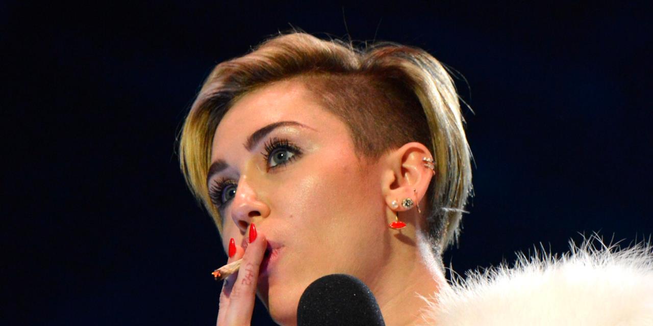 Miley Cyrus Fuma una canna - 1