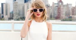 Taylor Swift con occhiali da sole rosa
