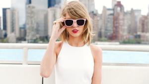 Taylor Swift con occhiali da sole rosa