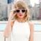 Taylor Swift con occhiali da sole rosa