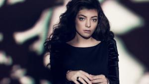 Lorde look dark completamente vestita di nero